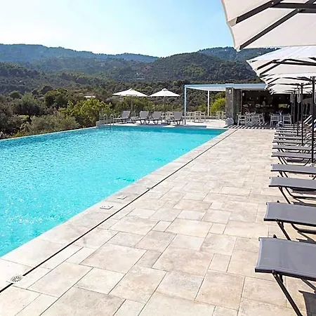 Apartahotel Amira 4*
